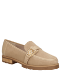 Elegante zapato mocasín de cuero beige para mujer, con diseño atemporal y hebilla que aporta distinción y modernidad.