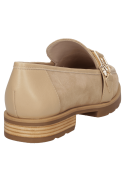 Zapato mocasín beige de cuero para mujer, con hebilla metálica decorativa y diseño clásico, ideal para un look casual chic.