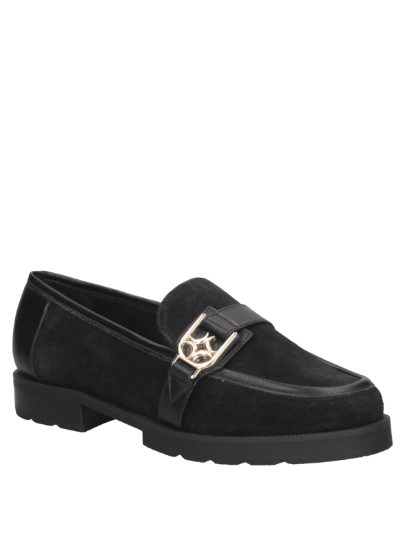 Elegante zapato mocasín de cuero beige para mujer, con diseño atemporal y hebilla que aporta distinción y modernidad.