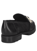Zapato mocasín negro de cuero para mujer, elegante y clásico, con hebilla metálica decorativa y suela robusta.