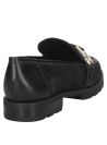 Zapato mocasín negro de cuero para mujer, elegante y clásico, con hebilla metálica decorativa y suela robusta.