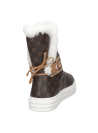 Calzado casual femenino en color café, ideal para clima fresco, con diseño abrigador y detalles geométricos.