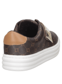 zapatilla femenina café de estilo urbano con correa decorativa y detalles metálicos, perfecta para ocasiones informales.