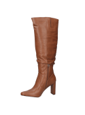 Bota casual de cuero camel para mujer, versátil y atemporal, perfecta para combinar con jeans ajustados o faldas midi.