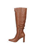 Bota camel de cuero para mujer, sin elementos decorativos, minimalista y sofisticada, ideal para un look casual y chic.