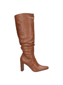 Bota de cuero camel para mujer, talón alto y cuadrado que proporciona estabilidad y un toque moderno en un estilo casual.
