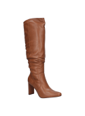 Bota de mujer color camel, diseño elegante hasta justo debajo de la rodilla, con acabado pulido y sin remates visibles.
