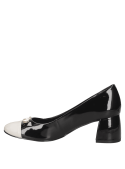 Zapato de charol blanco para mujer, con punta cerrada y tacón cuadrado moderado, aportando comodidad y estabilidad.
