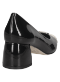Calzado femenino en cuero blanco con adorno metálico, ideal para combinar con prendas formales o semi-formales.