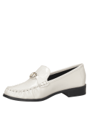 Mocasín de cuero blanco para mujer, con detalle metálico y costura tradicional, adecuado para reuniones de trabajo elegantes.