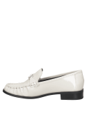 Mocasín blanco de mujer en charol, con toque metálico en la parte superior, versátil para eventos semiformales.