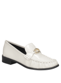 Zapato de cuero blanco con costura artesanal visible y diseño clásico, perfecto para un look formal y elegante.