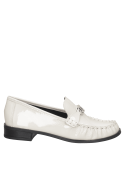 Mocasín de cuero blanco charol para mujer con detalle metálico decorativo, ideal para un estilo preppy y retro sofisticado.