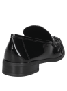 Zapato estilo preppy en cuero negro, detalle metálico, perfecto para combinar con traje sastre o jeans.
