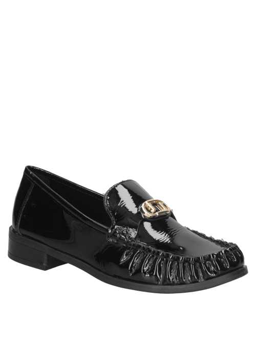 Zapato mocasín negro de charol para mujer, con detalle metálico decorativo, ideal para un look preppy y retro.