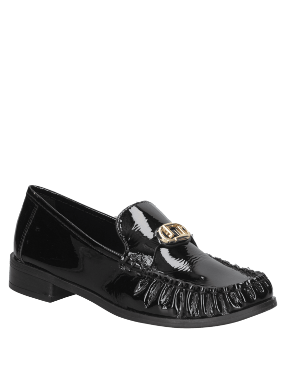 Zapato de cuero blanco con costura artesanal visible y diseño clásico, perfecto para un look formal y elegante.