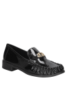 Zapato mocasín negro de charol para mujer, con detalle metálico decorativo, ideal para un look preppy y retro.