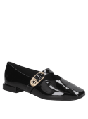 Zapato de cuero negro femenino con hebilla chic, ideal para faldas midi o vestidos formales.