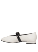 Zapato blanco de cuero para mujer, clásico y moderno, ideal para reuniones de trabajo y almuerzos formales.