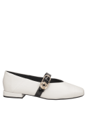 Zapato de cuero blanco para mujer, estilo charol elegante y sofisticado, con hebilla metálica decorativa y punta cuadrada.