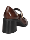 Calzado café de cuero charol para mujer, estilo Mary Jane, taco cómodo y estable, ideal para ocasiones elegantes casuales.