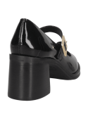 Zapato negro de charol estilo Mary Jane con correa y hebilla, ideal para eventos formales.