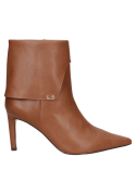 Botín camel de mujer en cuero, con caña corta y doblez tipo solapa, detalle de hebilla lateral que añade distinción.