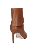 Botín camel de mujer en cuero, casual, con tacón delgado y puntera afilada, ideal para un look elegante.