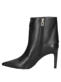 Botín de cuero negro con tacón delgado y puntera afilada, perfecto para eventos formales y casuales.