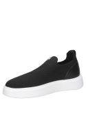 Calzado slip-on negro de mujer, tejido minimalista y moderno, suela amortiguadora ideal para el uso diario.