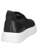 Zapatilla urbana negra para mujer, líneas suaves y suela gruesa, tejido tipo calcetín con insignia distintiva sutil.