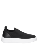 Zapatilla negra urbana para mujer, diseño slip-on sin cordones, material tejido con ajuste tipo calcetín y suela gruesa.