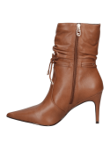 Botín de cuero camel para mujer, estilo casual con taco aguja y punta afilada, ajuste slouch moderno y elegante.