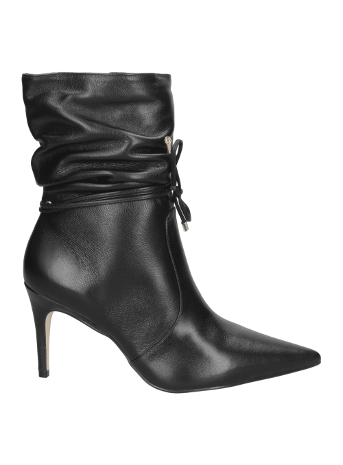 Botín negro de cuero para mujer con diseño elegante, tacón aguja y punta afilada, ideal para ocasiones formales.