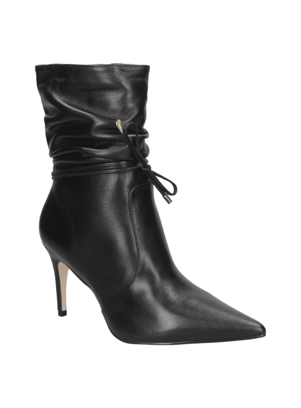 Botín negro de cuero para mujer con diseño elegante, tacón aguja y punta afilada, ideal para ocasiones formales.