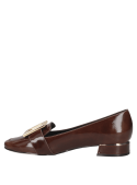 Zapato de charol café de mujer, tipo mocasín con hebilla cuadrada, acabado brillante. Ideal para estilos formales y casuales.