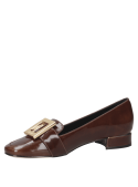 Mocasín de charol café con tacón bajo, hebilla decorativa y punta redondeada, ideal para un look sofisticado.