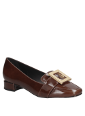 Zapato mocasín de charol café para mujer, brillante, con hebilla cuadrada. Ideal para ocasiones formales.
