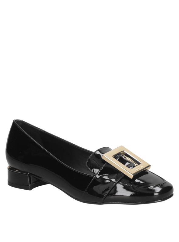 Calzado de charol negro para mujer, diseño mocasín con tacón bajo, adecuado para eventos formales y casuales.