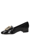 Zapato de cuero negro para mujer, estilo charol con hebilla decorativa, combina comodidad y elegancia.
