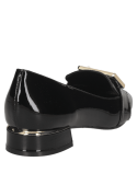 Mocasín de charol negro para mujer, con acabado brillante y hebilla distintiva, perfecto para un look sofisticado.