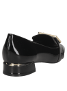 Mocasín de charol negro para mujer, con acabado brillante y hebilla distintiva, perfecto para un look sofisticado.