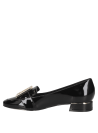 Elegante zapato de cuero negro para mujer con tacón bajo y cuadrado, ideal para ocasiones formales.