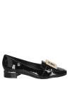Zapato de charol negro para mujer con diseño de mocasín, hebilla cuadrada decorativa y puntera redondeada.