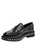 Mocasín de cuero negro para mujer, diseño audaz con tachas y banda decorativa, ideal para un look moderno.