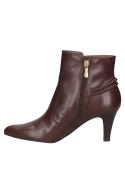 Botín de cuero café con punta angosta y tacón medio, fusiona moda clásica con toques modernos para un estilo urbano.