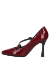 Zapato burdeo en cuero, femenino y estilizado, con punta aguda y taco alto, adecuado para reuniones importantes.