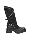 Calzado de cuero negro con diseño asimétrico y detalles de tachas, perfecto para un look rebelde y con personalidad.