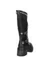 Bota de cuero negro con hebillas ajustables y suela gruesa, combinando estabilidad y un aire motero.