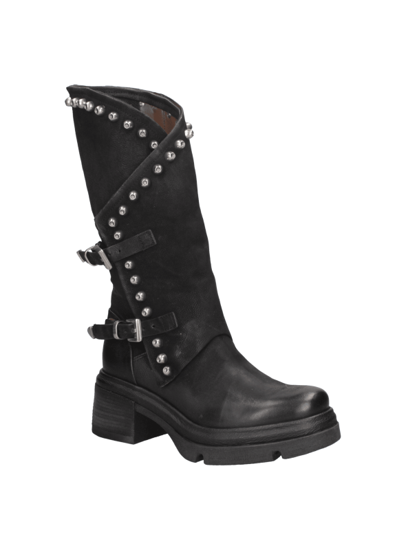 Botín negro de cuero para mujer, con solapa doblada y tachuelas metálicas, ideal para un estilo rockero y vanguardista.